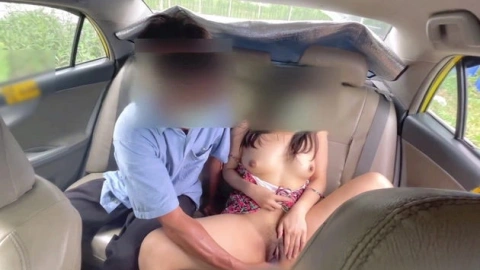 Chú tài xế taxi số hưởng được em gái gạ tình ngay trên xe